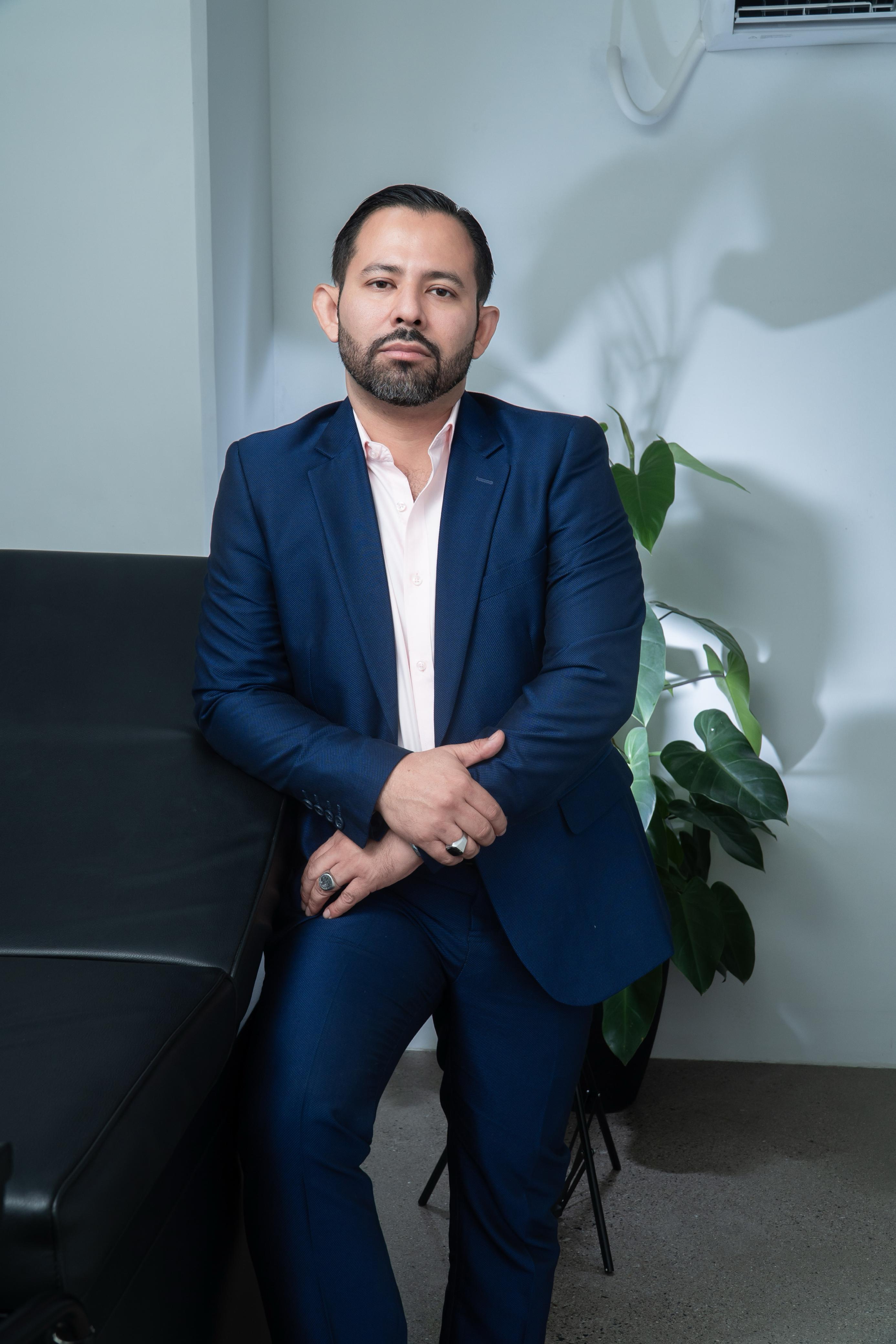 Dr. Antonio Chicas en su consultorio