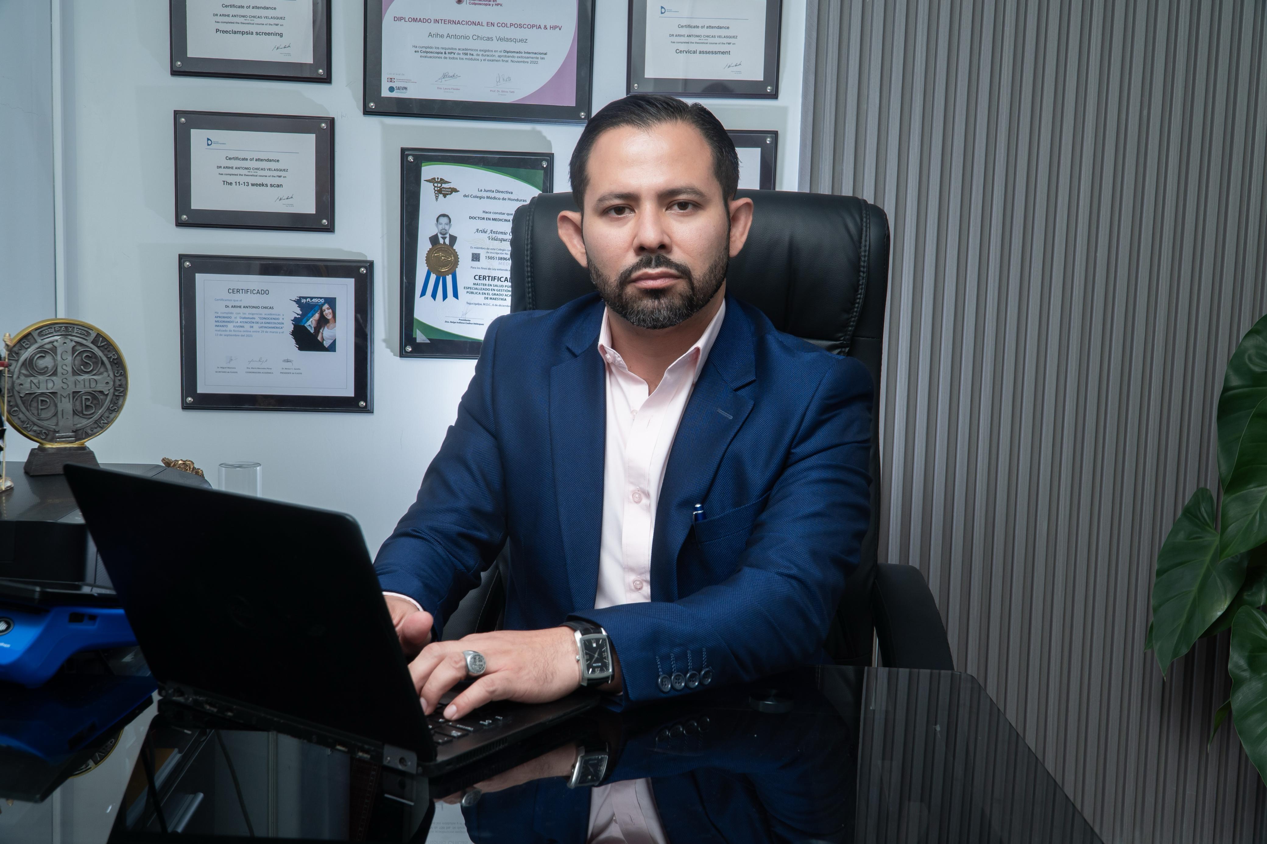 Dr. Antonio Chicas en su consultorio